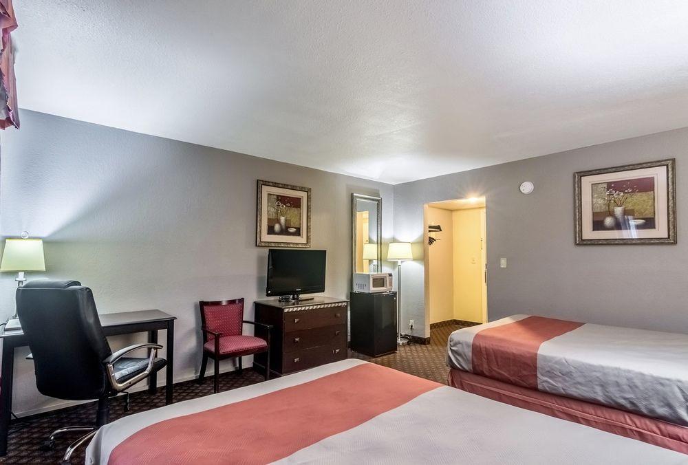 Oyo Townhouse Dodge City Ks Экстерьер фото