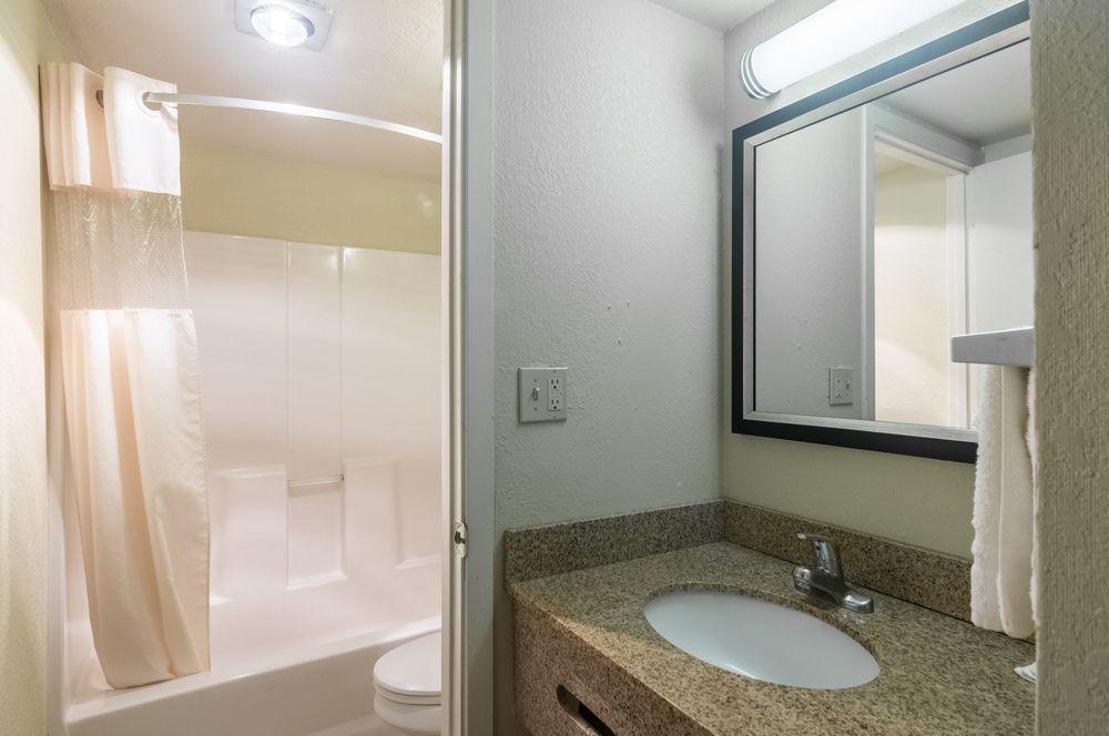Oyo Townhouse Dodge City Ks Экстерьер фото