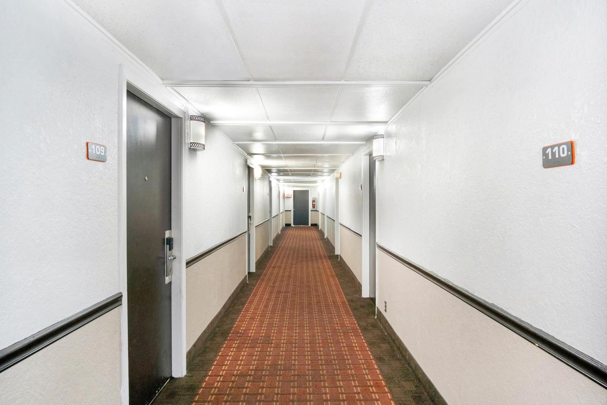 Oyo Townhouse Dodge City Ks Экстерьер фото