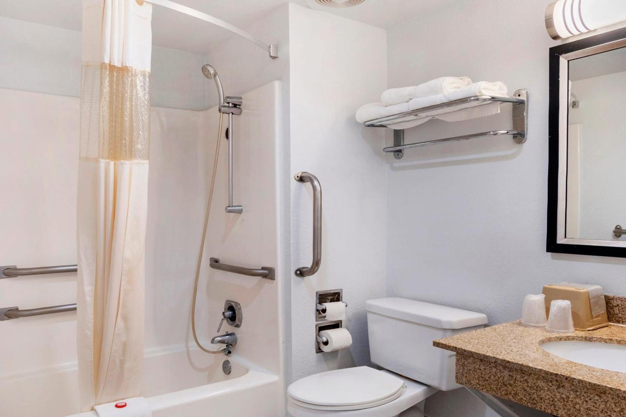 Oyo Townhouse Dodge City Ks Экстерьер фото