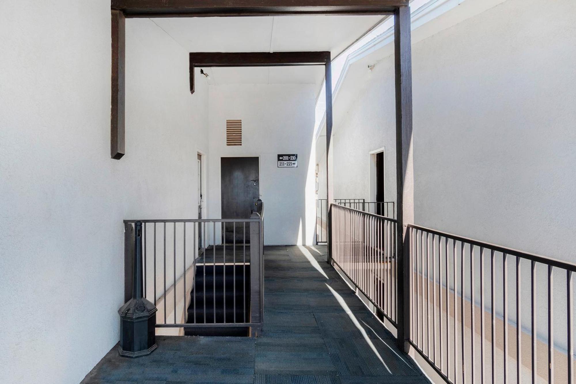 Oyo Townhouse Dodge City Ks Экстерьер фото