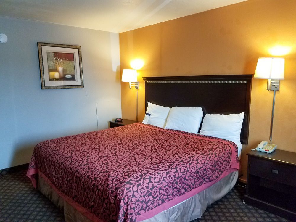 Oyo Townhouse Dodge City Ks Экстерьер фото