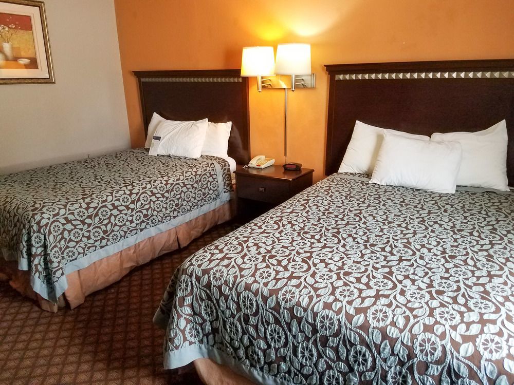 Oyo Townhouse Dodge City Ks Экстерьер фото